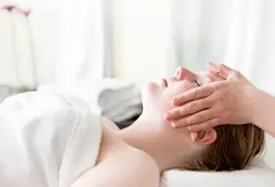 Ansigtsmassage af kvinde
