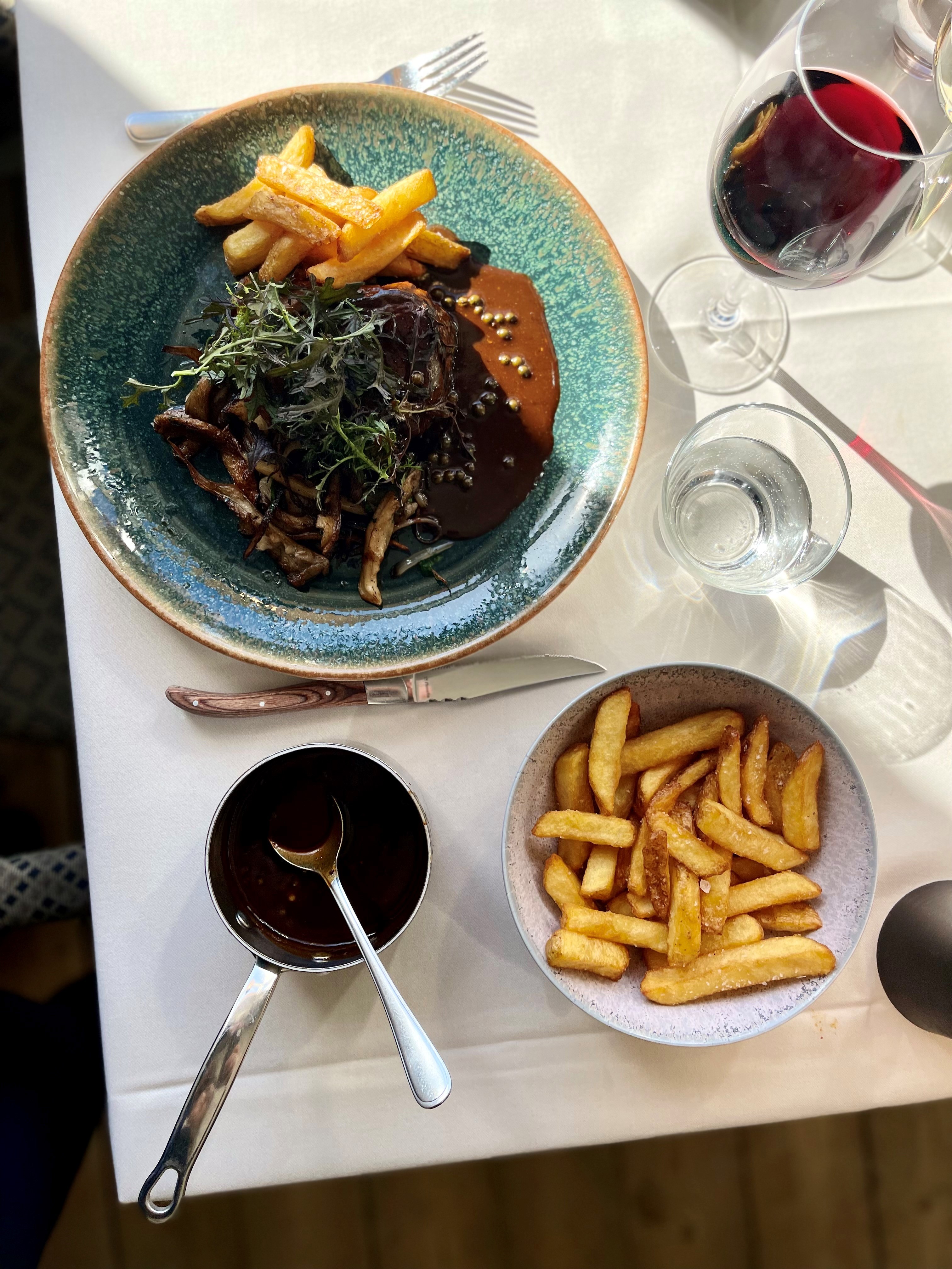 bøf og fritter i restauranten