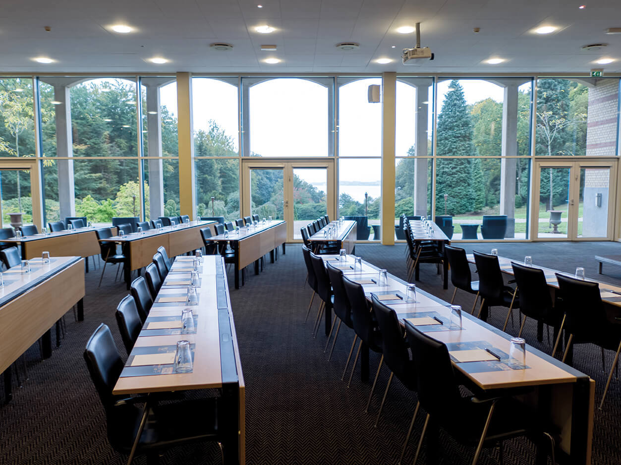 Konferencelokale med udsigt til Vejle Fjord og skov