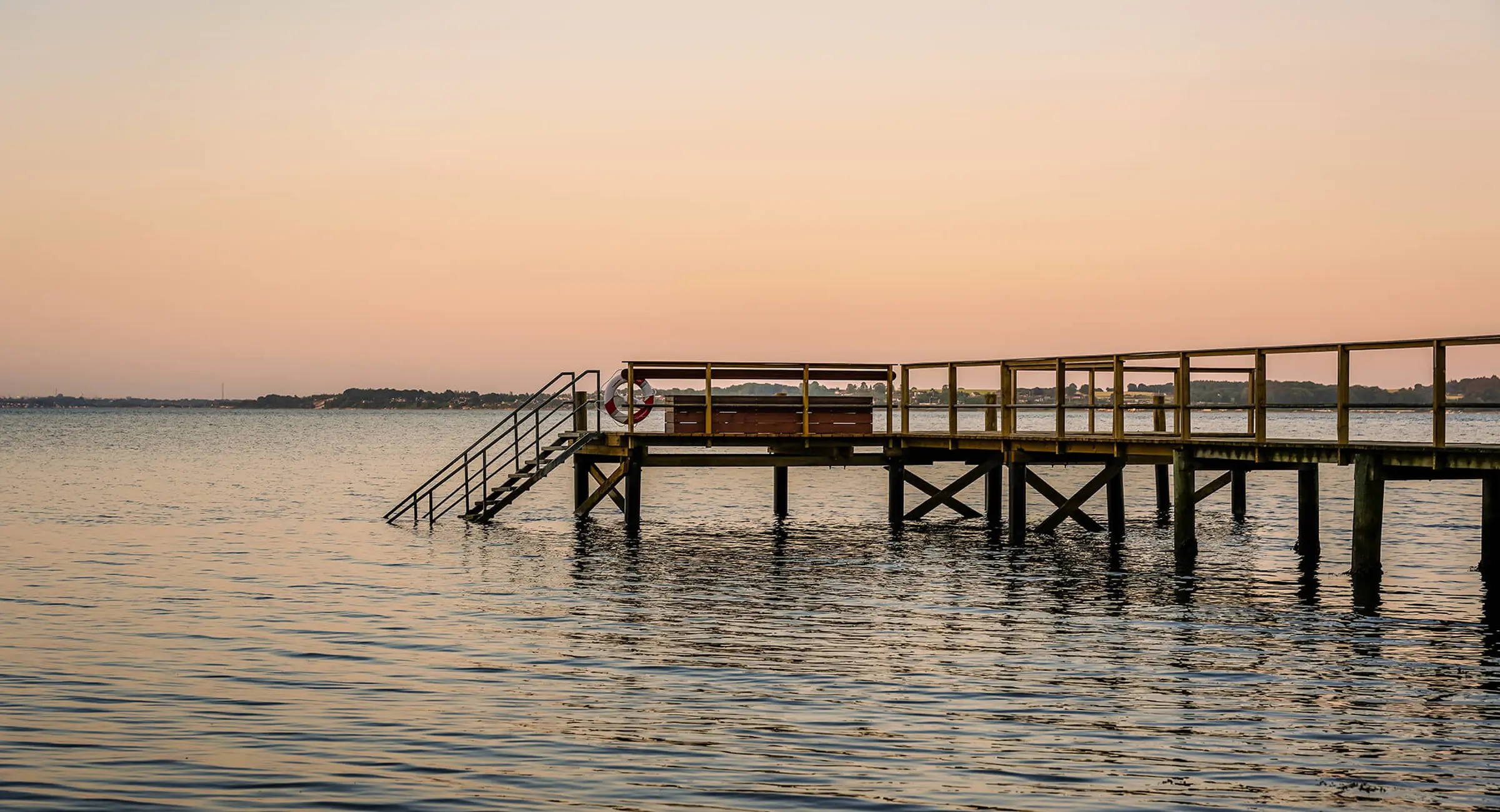 Badebroen ved Vejle Fjord med smuk solnedgang himmel