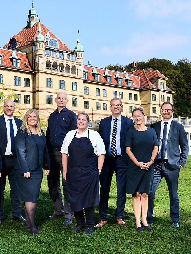 Gule blomster og sommerfugle