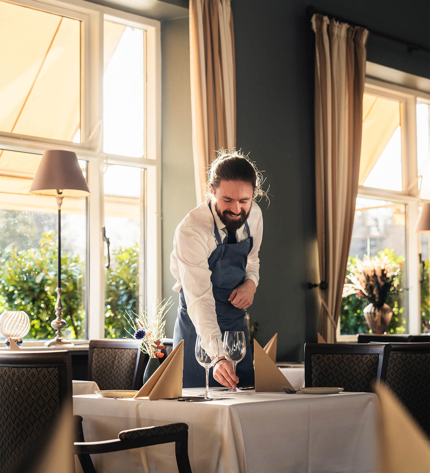 Tjener der dækker op i restauranten