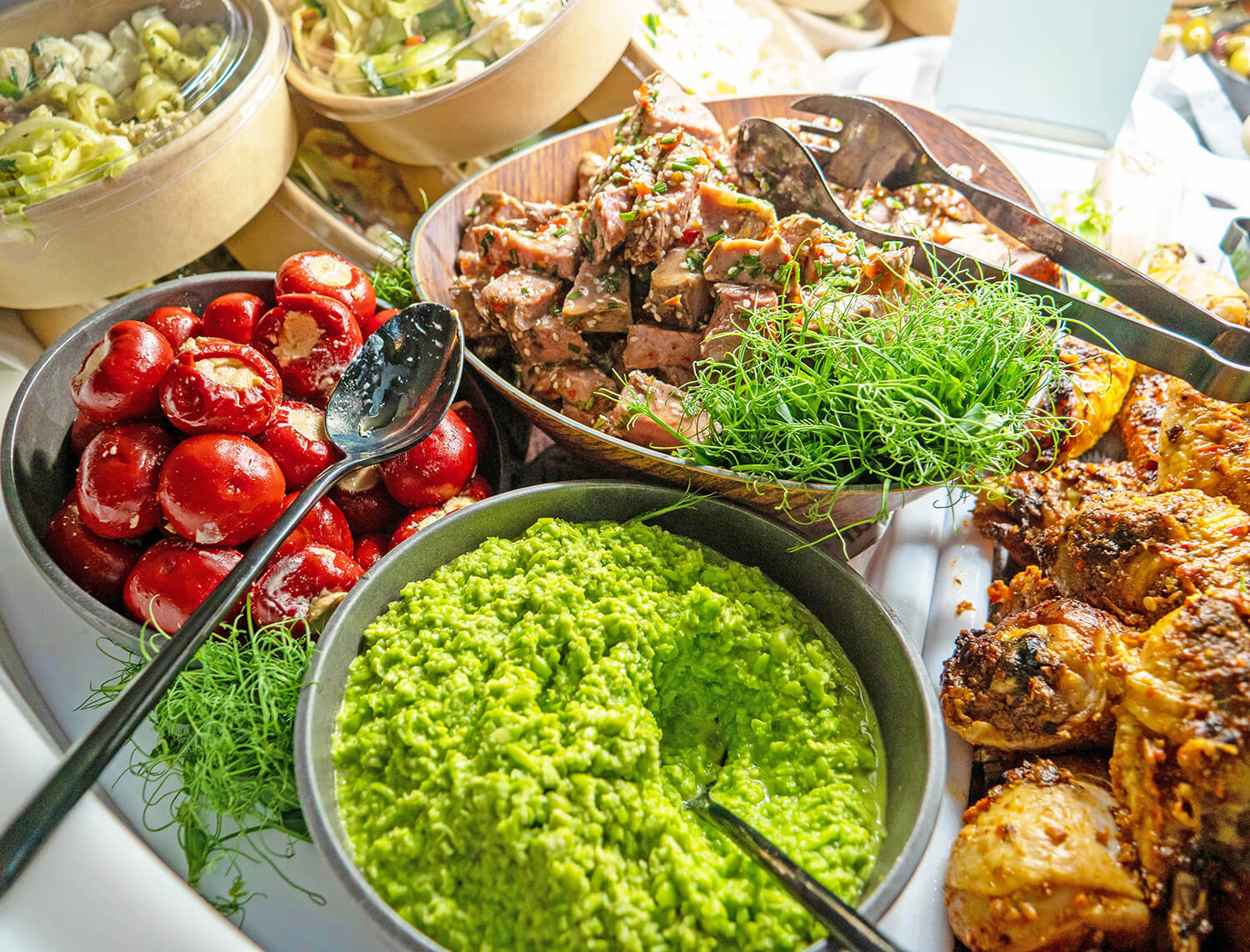 Vitalbuffet, spæde salater, protein, fisk og meget andet lækkert