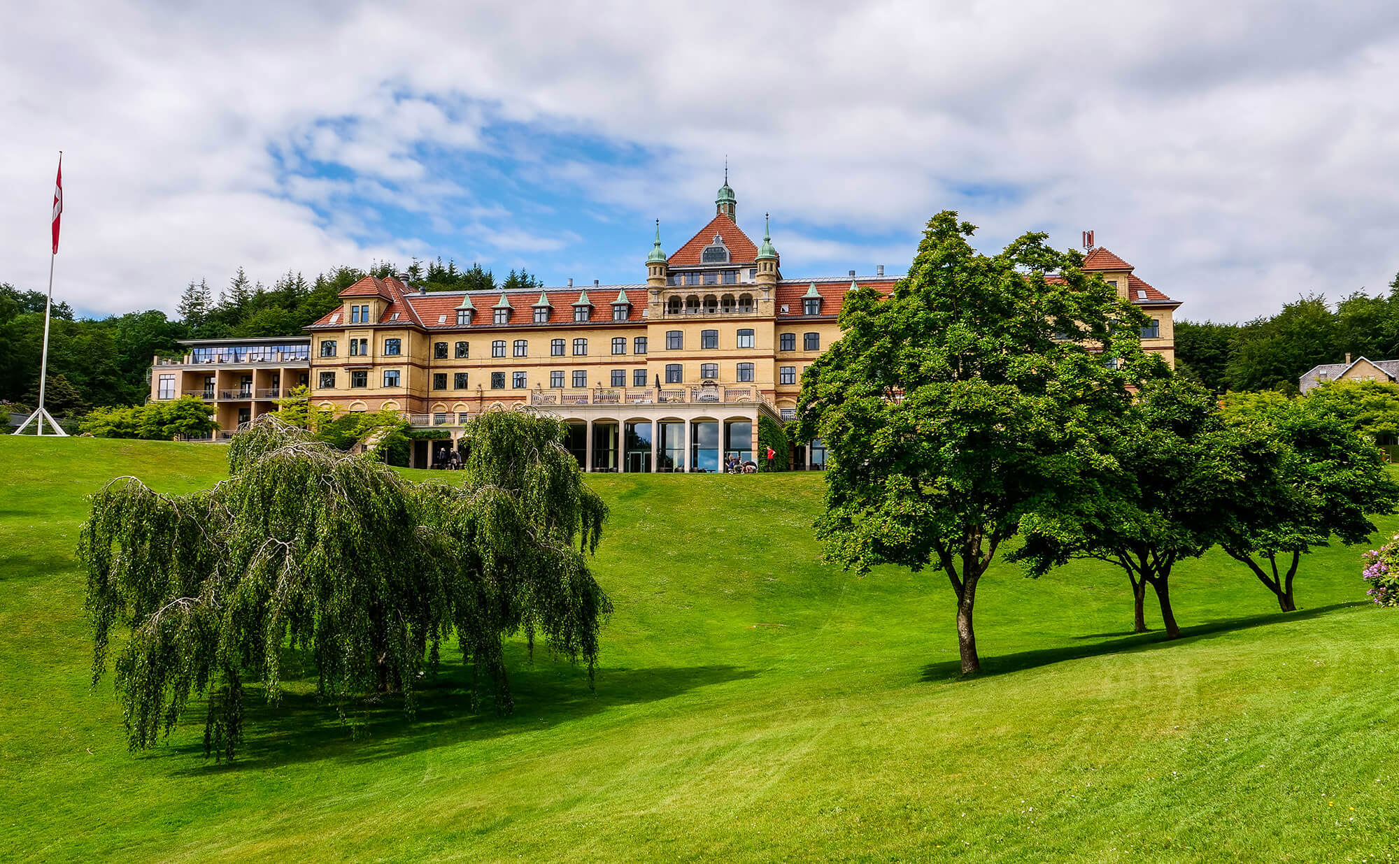 Hotel Vejlefjords imponerende og historiske hovedbygning med parken i front