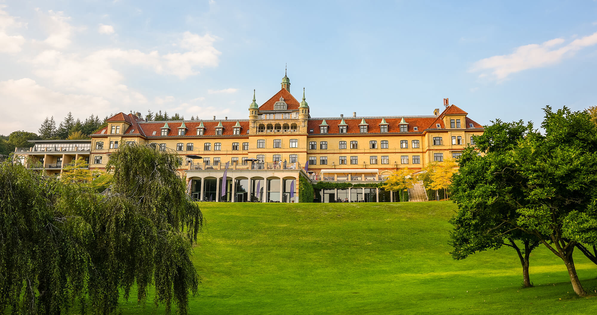 Hotel Vejlefjords smukke historiske bygning direkte ud til den smukke park