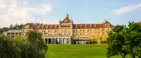 Hotel Vejlefjords smukke historiske bygning direkte ud til den smukke park