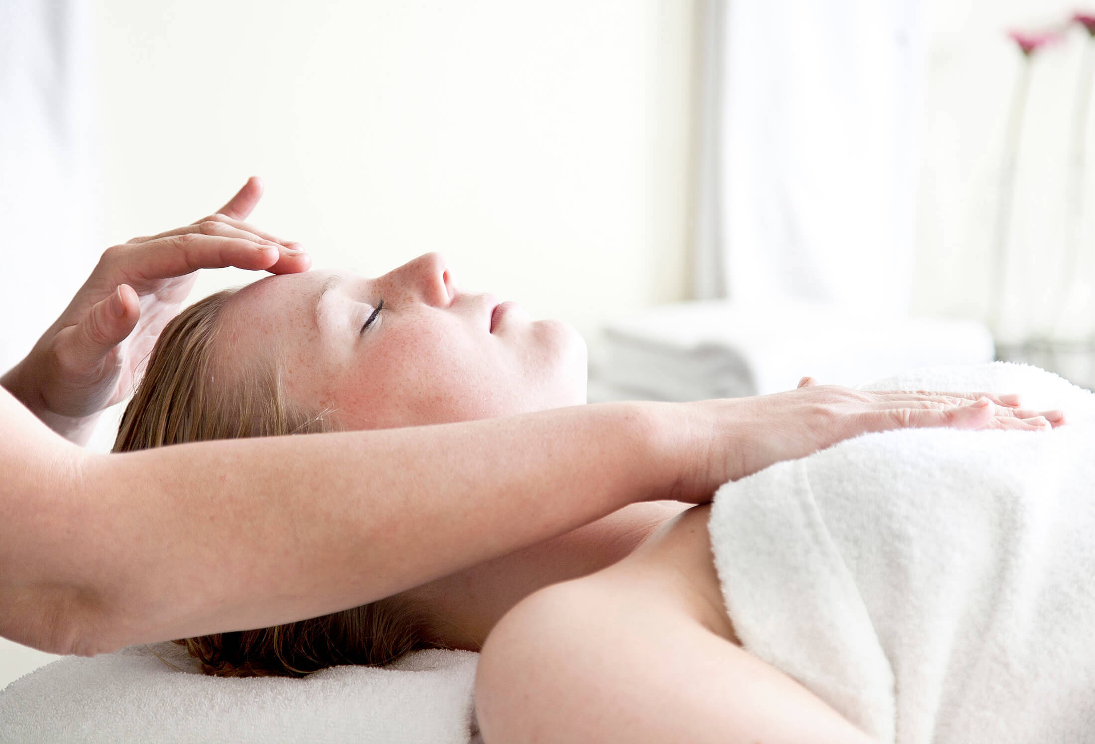 Kvinde som får ansigtsmassage