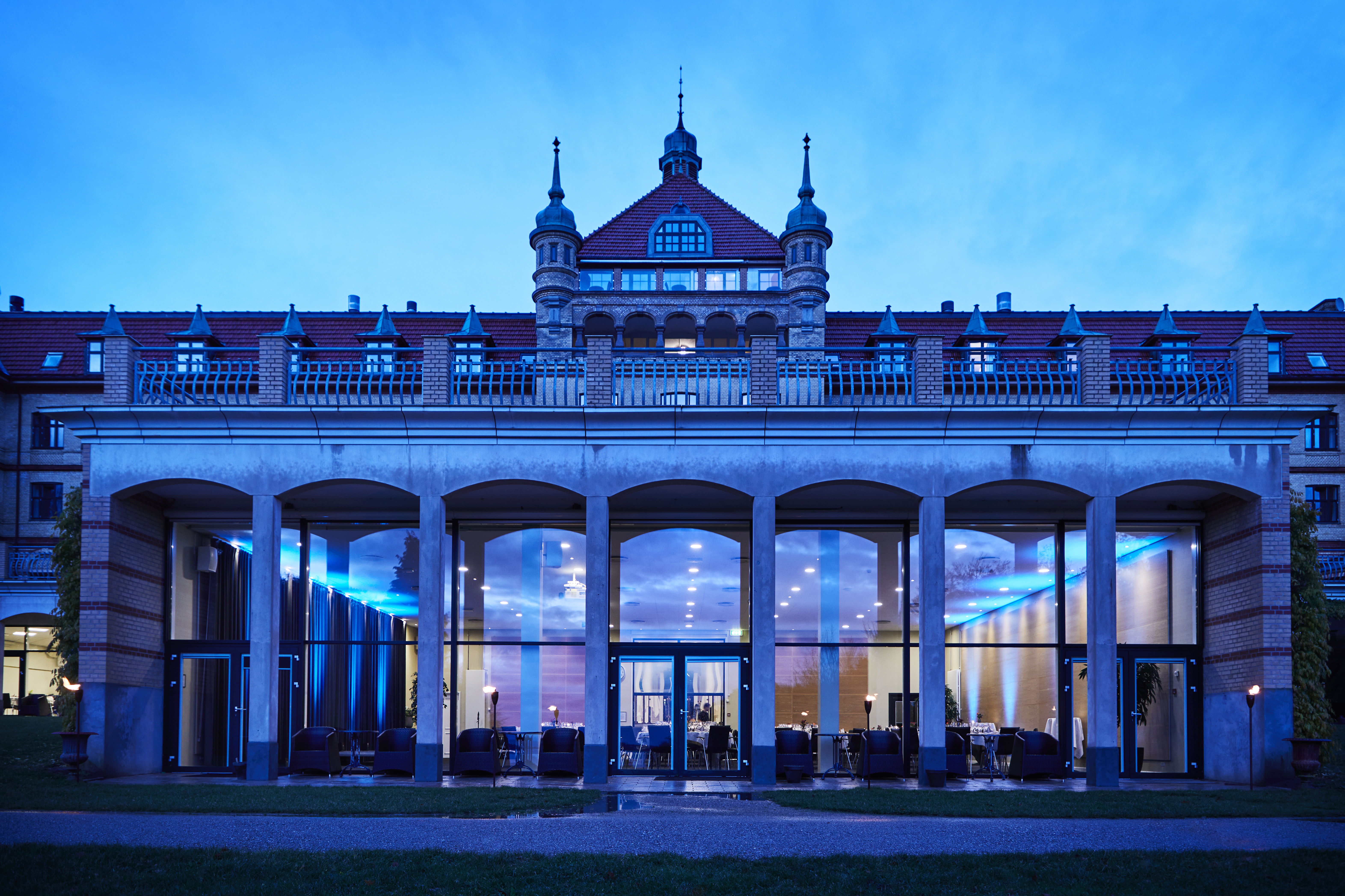 Hotel Vejlefjord og Kongesalen i tudsmørke