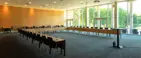 Konferencelokale med store vinduer og natur udenfor - opstillet i ubord