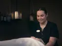 Kvinde der får en spabehandling af en terapeut,