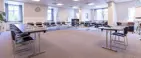 Lyst og rummeligt mødelokale opstillet i u-bord