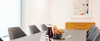 Hyggeligt rum med bord og stole samt mødeforplejning