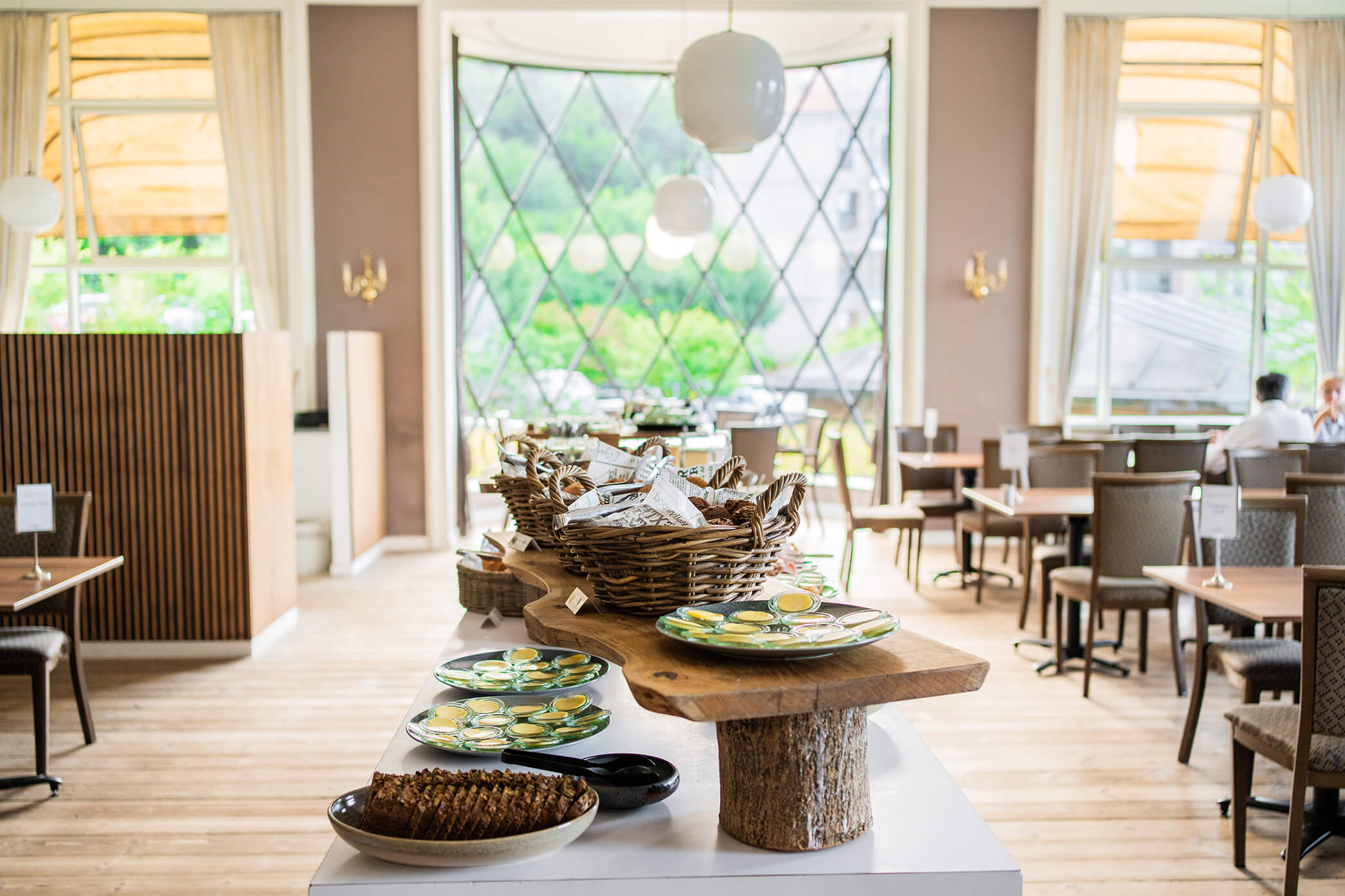 Morgenbuffet i restaurantens glassal