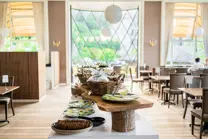 Morgenbuffet i restaurantens glassal