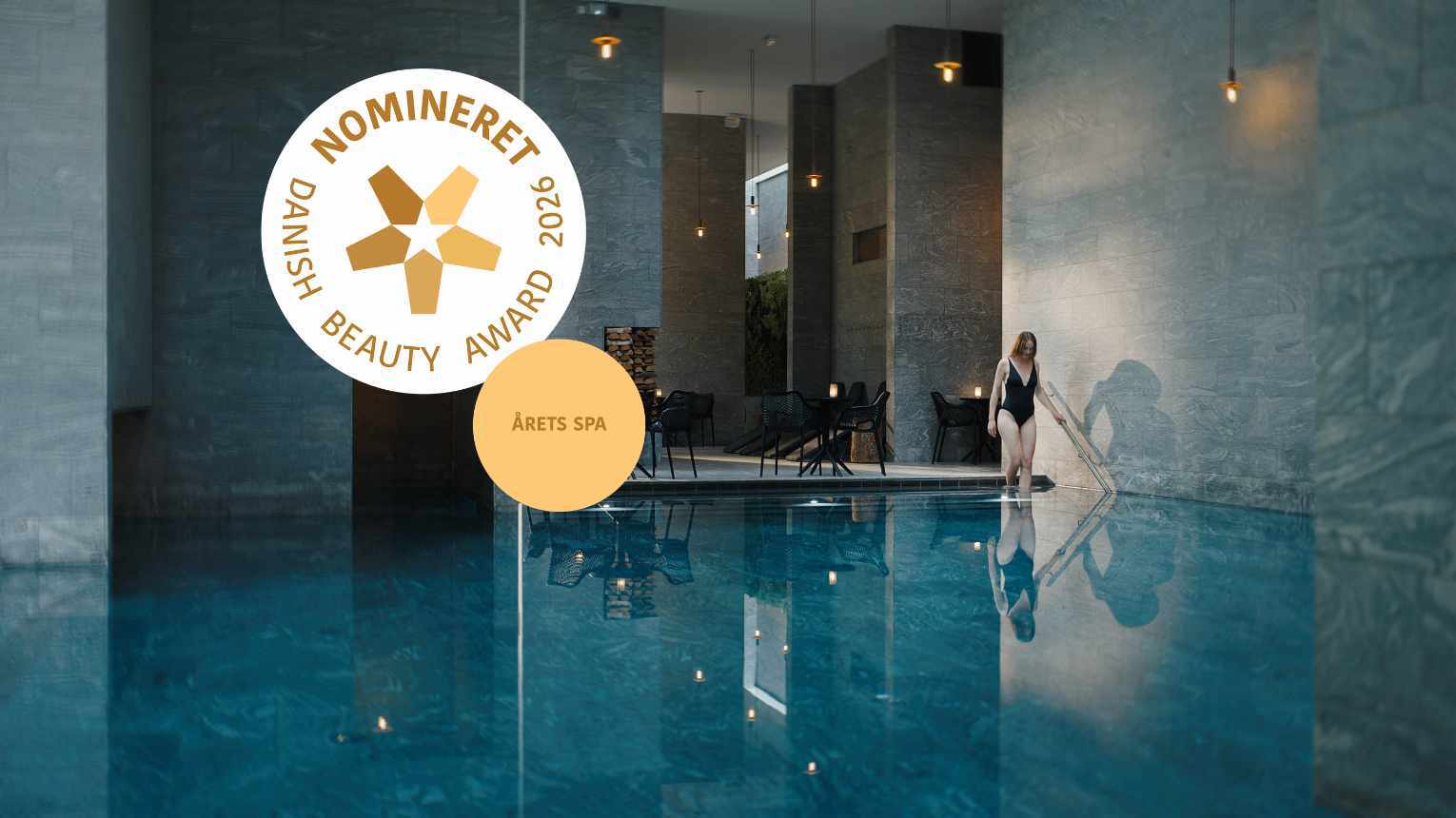 Kvinde er på vej op af Skovbadet ind i De Termiske Bade DBA 2026 nominering