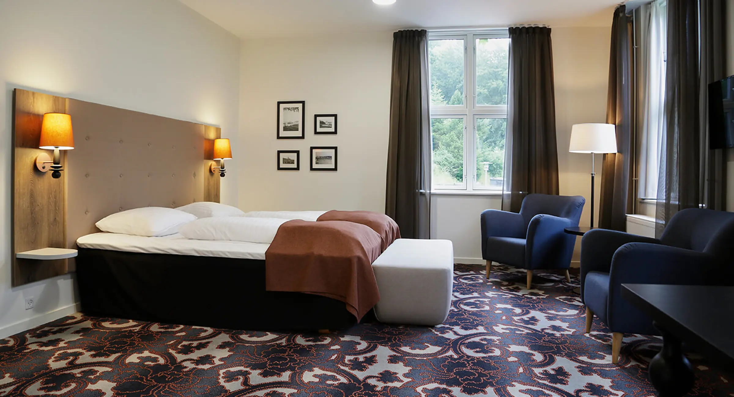 Hotelværelse med dobbeltseng og udsigt til skov