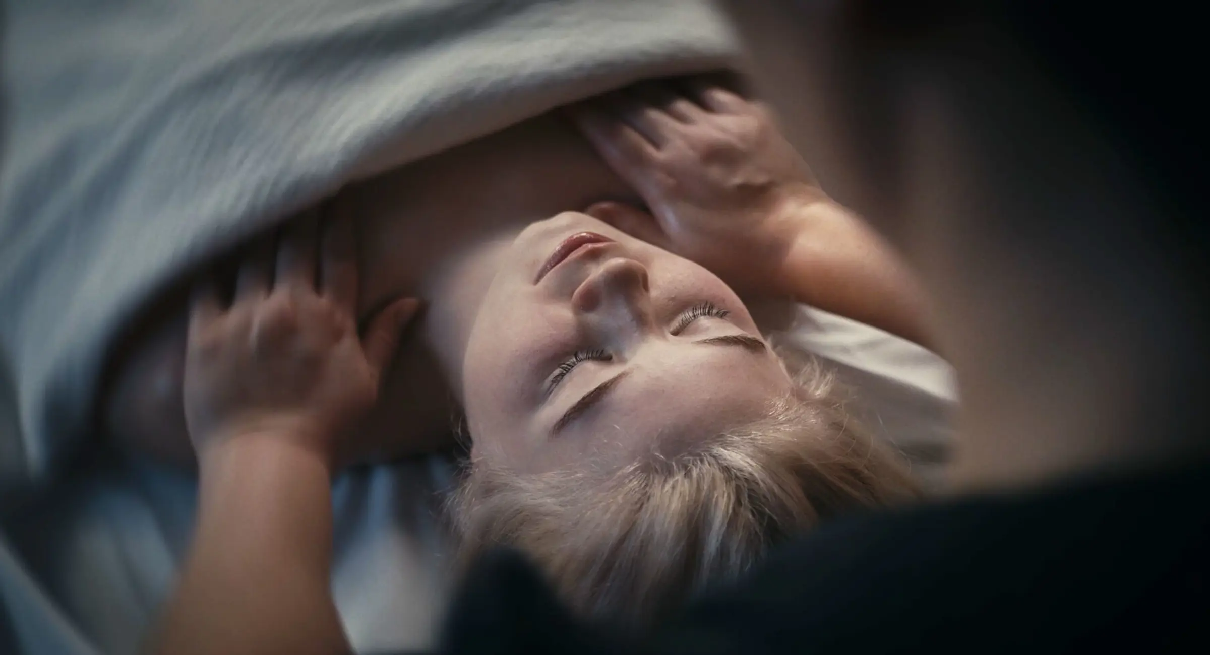Massage af kvinde liggende på briks